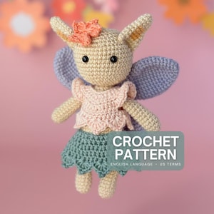 Può includere: Bambola fata all'uncinetto con corpo beige, grandi orecchie e occhi neri a bottone. Indossa un top rosa, una gonna blu-verde e ha ali blu. Un fiore color pesca adorna la sua testa. L'immagine include il testo "CROCHET PATTERN".