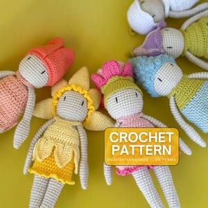 Puede incluir: Una colección de muñecas de ganchillo hechas a mano en varios colores, incluyendo rosa, amarillo y azul. Cada muñeca tiene un diseño floral o de sombrero único. La imagen incluye un letrero que dice "CROCHET PATTERN" y "ENGLISH LANGUAGE US TERMS".