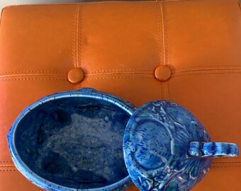 ヴィンテージの鮮やかなブルーの陶器蓋付き小物入れ - サイン入り