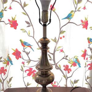 Lámpara de mesa antigua de latón macizo con diseño de balaustres escalonados, EE. UU., década de 1950