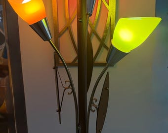 Lámpara de pie danesa de estilo tulipán de teca de mediados de siglo con mesa central, 3 luces, década de 1950, Dinamarca.