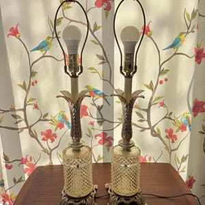 Puede incluir: Un juego de tres tazas de cerámica con un acabado moteado y mate. Las tazas son de color crema, gris claro y gris oscuro. Cada taza tiene un diseño sencillo y moderno y un asa redondeada.