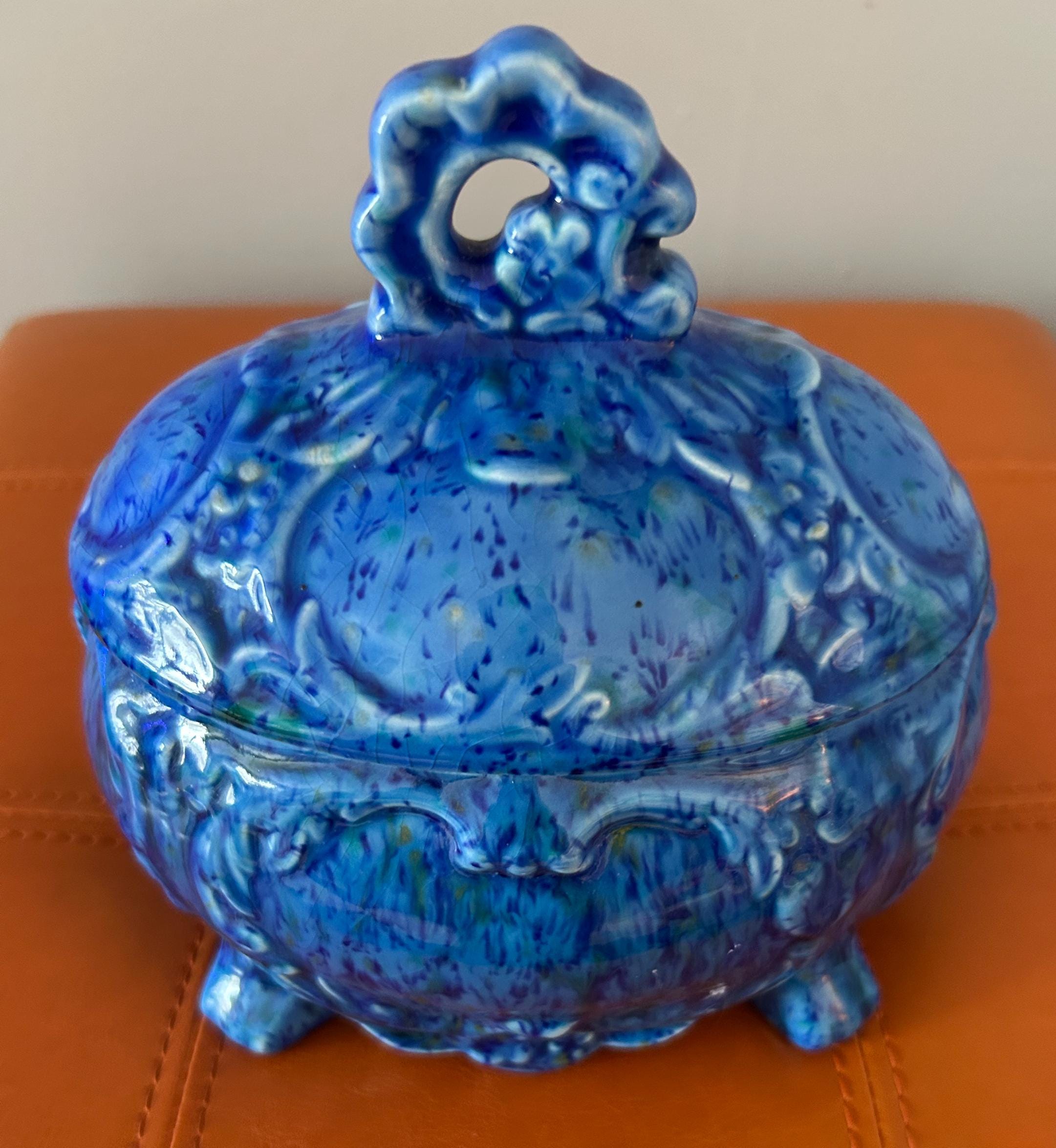 ヴィンテージの鮮やかなブルーの陶器蓋付き小物入れ - サイン入り