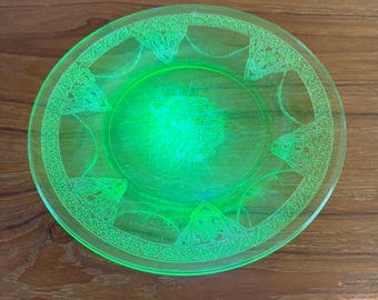 Vintage groen bord van federaal glas met 'papegaaipatroon' groen uraniumglas, jaren 30, VS