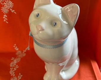 Estatua vintage de gato de cerámica blanca - "Just a Whim" de Linda Edgington, Canadá, 33 cm de alto - Firmada