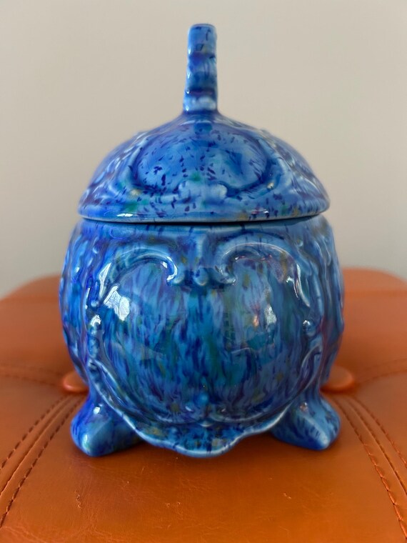 ヴィンテージの鮮やかなブルーの陶器蓋付き小物入れ - サイン入り