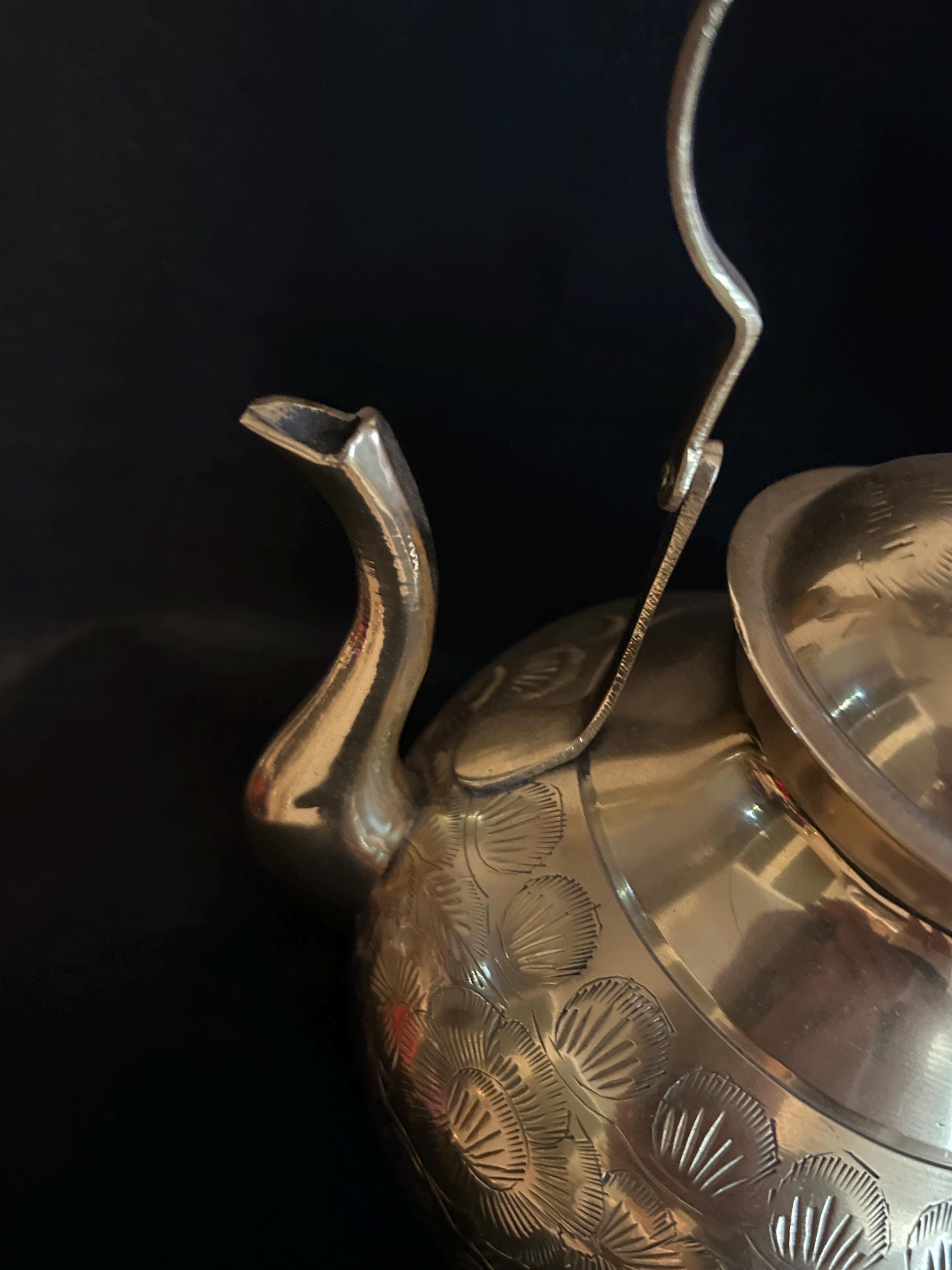 ヴィンテージ真鍮ティーポット（花柄彫刻＆木製ハンドル付き、インド製