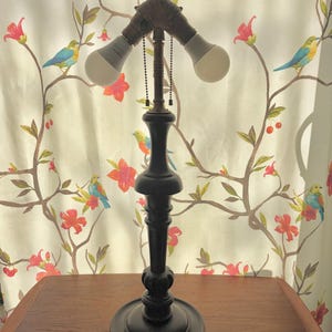 Lámpara de mesa antigua de madera maciza con tapa de doble casquillo, principios del siglo XX, EE. UU.