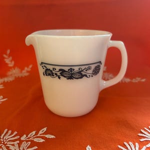 Jarra de leche vintage de vidrio Pyrex con diseño "Old Town Blue", años 70, firmada en EE. UU.