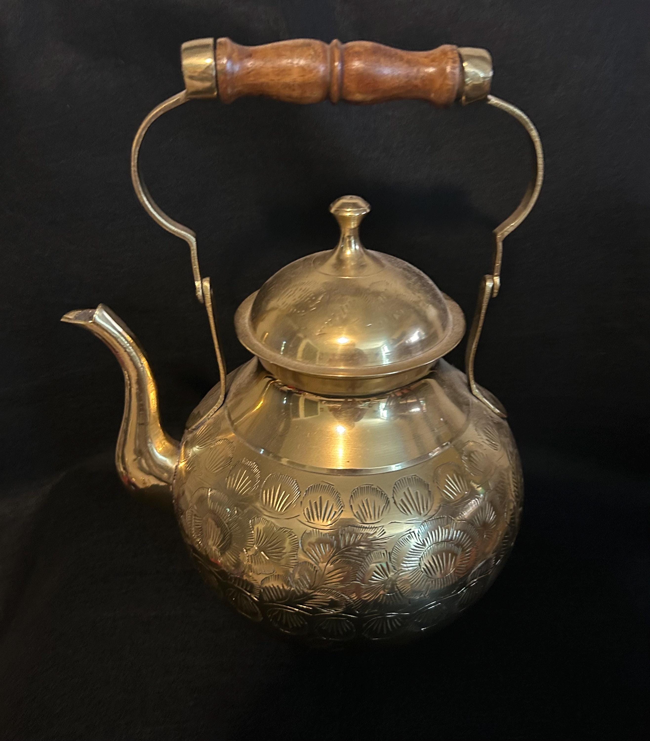 ヴィンテージ真鍮ティーポット（花柄彫刻＆木製ハンドル付き、インド製