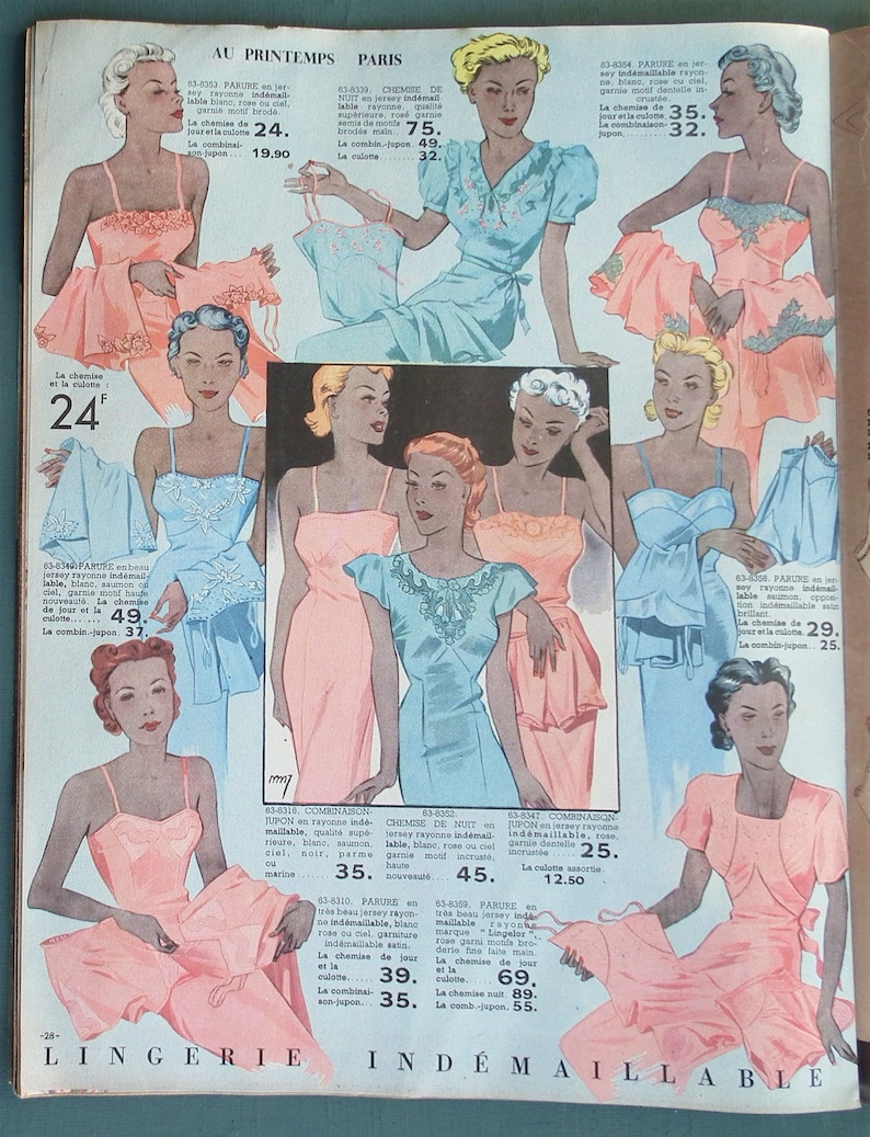 K&ouml;nnte beinhalten: Eine Vintage-Werbung f&uuml;r Dessous mit verschiedenen Stilen und Farben. Die Anzeige enth&auml;lt franz&ouml;sischen Text, darunter die W&ouml;rter "Au Printemps Paris" und "Lingerie Ind&eacute;maillable".