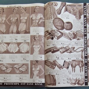 K&ouml;nnte beinhalten: Eine Vintage-Katalogseite mit einer Auswahl an Produkten, darunter Dessous, N&auml;hzubeh&ouml;r und Haushaltswaren. Die Seite ist in franz&ouml;sischer Sprache und enth&auml;lt den Text "Le Blanc du Printemps est sans rival." was mit "Das Wei&szlig; des Fr&uuml;hlings ist un&uuml;bertroffen." &uuml;bersetzt werden kann.
