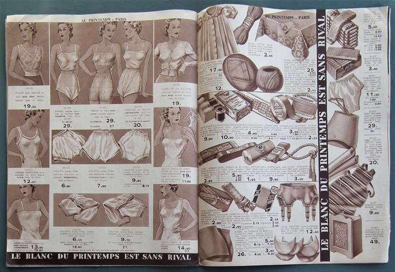K&ouml;nnte beinhalten: Eine Vintage-Katalogseite mit einer Auswahl an Produkten, darunter Dessous, N&auml;hzubeh&ouml;r und Haushaltswaren. Die Seite ist in franz&ouml;sischer Sprache und enth&auml;lt den Text "Le Blanc du Printemps est sans rival." was mit "Das Wei&szlig; des Fr&uuml;hlings ist un&uuml;bertroffen." &uuml;bersetzt werden kann.