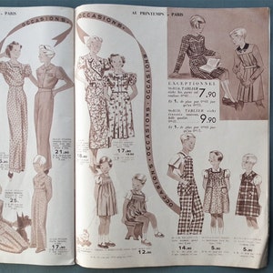 K&ouml;nnte beinhalten: Eine Vintage-Katalogseite mit einer Auswahl an Kinderkleidung. Die Seite ist in Abschnitte f&uuml;r verschiedene Anl&auml;sse unterteilt, wobei der Schwerpunkt auf Kleidern, R&ouml;cken und Blusen liegt. Der Katalog bietet eine Vielzahl von Stilen und Farben, darunter Blumenmuster, Karomuster und unifarbene Farben. Der Katalog enth&auml;lt auch Preisinformationen f&uuml;r jeden Artikel.