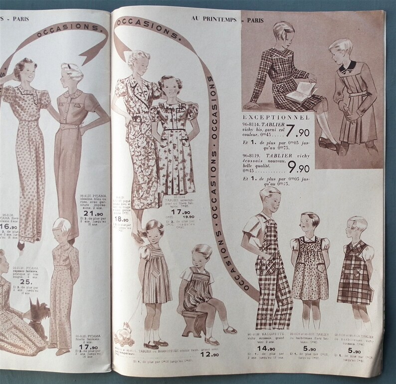 K&ouml;nnte beinhalten: Eine Vintage-Katalogseite mit einer Auswahl an Kinderkleidung. Die Seite ist in Abschnitte f&uuml;r verschiedene Anl&auml;sse unterteilt, wobei der Schwerpunkt auf Kleidern, R&ouml;cken und Blusen liegt. Der Katalog bietet eine Vielzahl von Stilen und Farben, darunter Blumenmuster, Karomuster und unifarbene Farben. Der Katalog enth&auml;lt auch Preisinformationen f&uuml;r jeden Artikel.