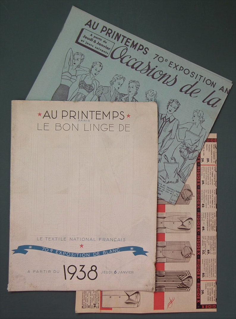 K&ouml;nnte beinhalten: Eine Vintage-Anzeige f&uuml;r eine 70-j&auml;hrige Jubil&auml;umsausstellung von wei&szlig;en Leinen im Kaufhaus Au Printemps in Paris, Frankreich. Die Anzeige zeigt einen roten Stern, den Text "Le Bon Linge De" und das Datum "1938".