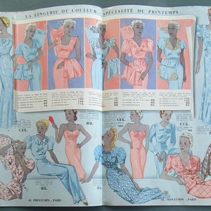 K&ouml;nnte beinhalten: Eine Vintage-Magazinseite mit einer Auswahl an Damen-Pyjamas und Nachthemden in verschiedenen Farben und Mustern. Der Text auf der Seite lautet "La Lingerie de Couleur Specialite du Printemps..." und enth&auml;lt Preise f&uuml;r jeden Artikel.