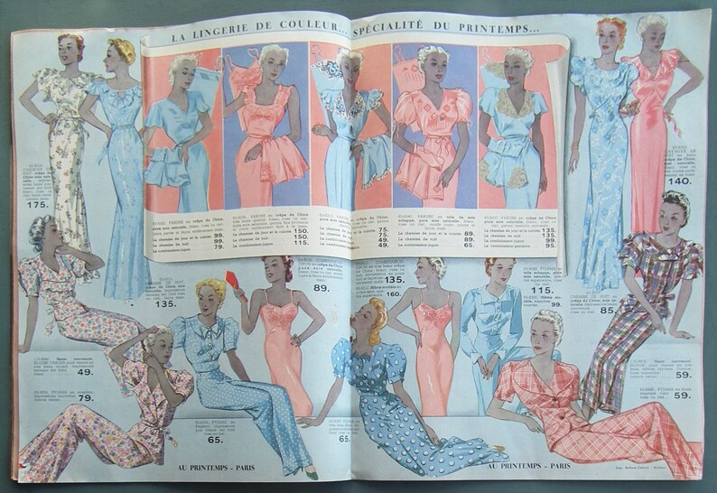 K&ouml;nnte beinhalten: Eine Vintage-Magazinseite mit einer Auswahl an Damen-Pyjamas und Nachthemden in verschiedenen Farben und Mustern. Der Text auf der Seite lautet "La Lingerie de Couleur Specialite du Printemps..." und enth&auml;lt Preise f&uuml;r jeden Artikel.