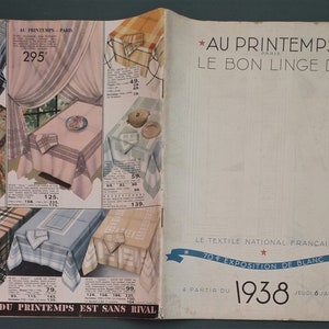K&ouml;nnte beinhalten: Eine Vintage-Werbung f&uuml;r Au Printemps, ein Kaufhaus in Paris, mit einer Auswahl an Tischdecken und Tischw&auml;sche. Die Anzeige hebt die 70. Exposition de Blanc des Ladens hervor, die am 6. Januar 1938 stattfinden wird. Die Anzeige zeigt eine Vielzahl von Tischdecken in verschiedenen Farben und Mustern, darunter Karos, Blumen und geometrische Designs.