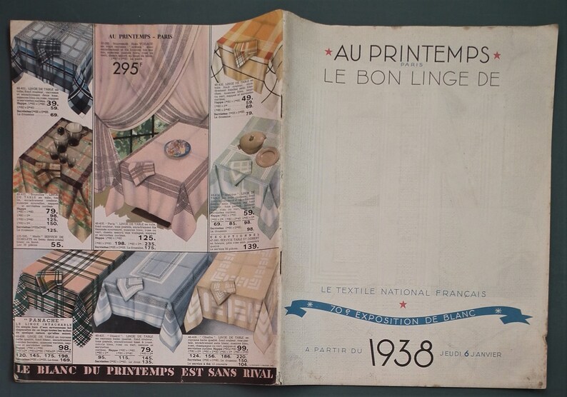 K&ouml;nnte beinhalten: Eine Vintage-Werbung f&uuml;r Au Printemps, ein Kaufhaus in Paris, mit einer Auswahl an Tischdecken und Tischw&auml;sche. Die Anzeige hebt die 70. Exposition de Blanc des Ladens hervor, die am 6. Januar 1938 stattfinden wird. Die Anzeige zeigt eine Vielzahl von Tischdecken in verschiedenen Farben und Mustern, darunter Karos, Blumen und geometrische Designs.