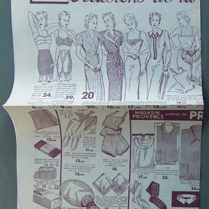 K&ouml;nnte beinhalten: Eine Vintage-Werbung f&uuml;r ein Kaufhaus namens "Magasin Provence" mit einer Auswahl an Kleidungsst&uuml;cken, darunter Dessous, Hemden und Socken. Die Anzeige enth&auml;lt Preise in franz&ouml;sischen Franken.