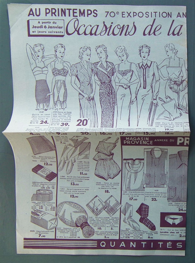 K&ouml;nnte beinhalten: Eine Vintage-Werbung f&uuml;r ein Kaufhaus namens "Magasin Provence" mit einer Auswahl an Kleidungsst&uuml;cken, darunter Dessous, Hemden und Socken. Die Anzeige enth&auml;lt Preise in franz&ouml;sischen Franken.