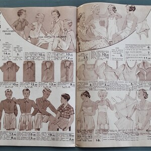 K&ouml;nnte beinhalten: Eine Vintage-Katalogseite mit einer Auswahl an Kinderkleidung. Die Seite zeigt Bilder von Hemden, Blusen und Unterw&auml;sche mit zugeh&ouml;rigen Preisangaben und Beschreibungen. Der Text auf der Seite lautet "Occasions Occasions Occasions" und "Au Printemps Paris".