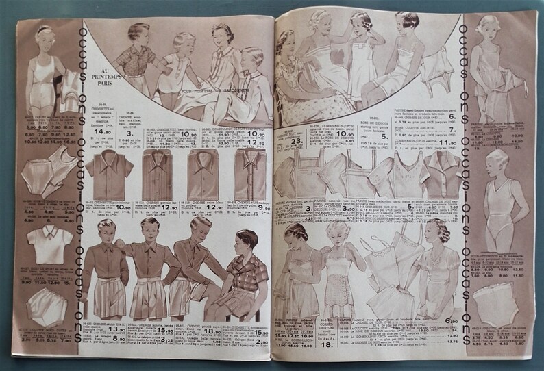 K&ouml;nnte beinhalten: Eine Vintage-Katalogseite mit einer Auswahl an Kinderkleidung. Die Seite zeigt Bilder von Hemden, Blusen und Unterw&auml;sche mit zugeh&ouml;rigen Preisangaben und Beschreibungen. Der Text auf der Seite lautet "Occasions Occasions Occasions" und "Au Printemps Paris".