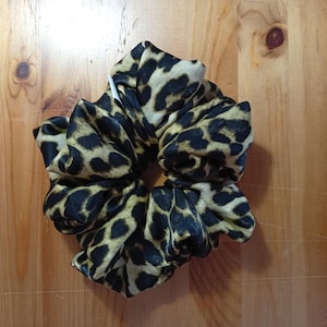 Leopard Satin Scrunchie – Hair Tie XS & XL | SimplyAreti