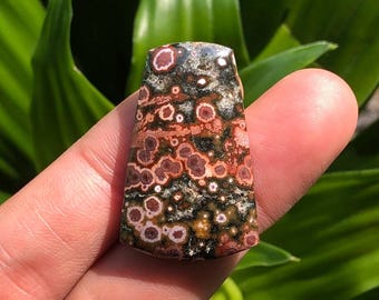 Cabochão de jaspe de rio com bolso de drusa brilhante – joalheria
