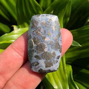 Elegantes Markasit Cabochon mit natürlicher Struktur – ideal für die Schmuckgestaltung mit Silber
