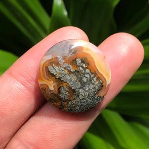 Erdiges Markasit Cabochon | Hochglanzpoliert mit funkelnden Pyrit-Details