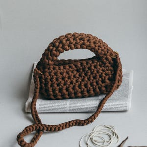 Sac hobo marron élégant fait main au crochet. Petit sac à bandoulière design pour femme. Meilleur cadeau pour 25 ans pour elle. Sac baguette en tricot unique