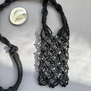 Elegante borsa per telefono intrecciata fatta a mano per donna. Borsa a tracolla minimalista di design. Regalo unico: piccola borsa nera in macramè con tracolla.