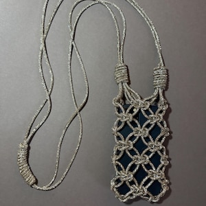 Bolso brillante para iPhone de diseño en macramé para mujer. Minifunda con pedrería hecha a mano. Bolso pequeño con brillo. Un regalo único para ella.