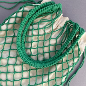 Grüne Boho Strandtasche aus Mesh für Frauen. Eco Sommer Netztasche. Designer Tropical Shopper Makramee Tasche. Große Schultertasche mit Schlüsselanhänger Kirsche