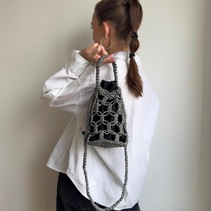 Sac cartable porté épaule pour femme, sac à main seau noir et blanc, cadeau fait main unique pour une mère. Sac souple élégant d'été