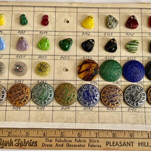 Vintage authentieke verkoper voorbeeldkaart 30 Tsjechische glas Moonglow enz. Knoppen 18-34 mm op originele kaart Spinnen Katten Kikkers Egyptische horoscoop