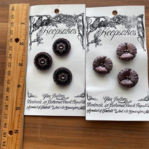 6 boutons vintage 22 mm en verre tchèque 3D mauve lustré Pensée fleur et soleil étoile Burst sur cartes originales à collectionner.
