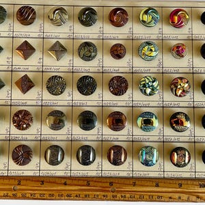 Vintage authentieke verkoper voorbeeldkaart 40 Tsjechisch glas GLANS AFWERKING knoppen op originele kaart 12 mm-22 mm mauve blauw AB hematiet carnaval