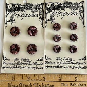 7 boutons vintage 18 mm et 22 mm en verre tchèque 3D, fleurs de pensée mauve lustré en verre tchèque sur cartes originales à collectionner. Ensemble assorti