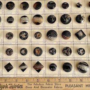 Vintage authentieke verkoper voorbeeldkaart 40 art-deco tsjechische glasknoppen op originele kaart 18-27 mm goud en zilver email op zwart glas