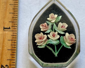 SWEET Vintage 1950&#39;s 1960&#39;s Reverse Carved Encased Lucite Pink Roses Flower Bouquet 2 1/4” Sweet Heart Pendant Necklace