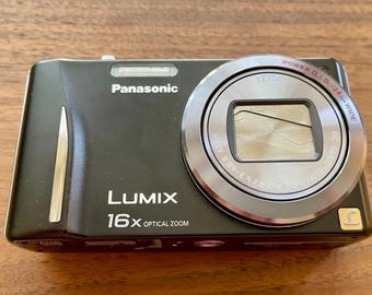 Cámara digital LUMIX Panasonic DMC ZS8 de 14,1 MP con zoom óptico de 16x y accesorios, funciona perfectamente.