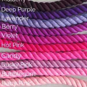 Pode incluir: Uma cole&ccedil;&atilde;o de 10 cord&otilde;es de algod&atilde;o em v&aacute;rios tons de roxo, rosa e vermelho. Os cord&otilde;es est&atilde;o dispostos em um degrad&ecirc; de roxo escuro a rosa claro. As cores s&atilde;o etiquetadas com nomes como Amora, Roxo escuro, Lavanda, Baga, Violeta, Rosa intenso, Doce, Rosa escuro, Chiclete e Rosa beb&ecirc;.