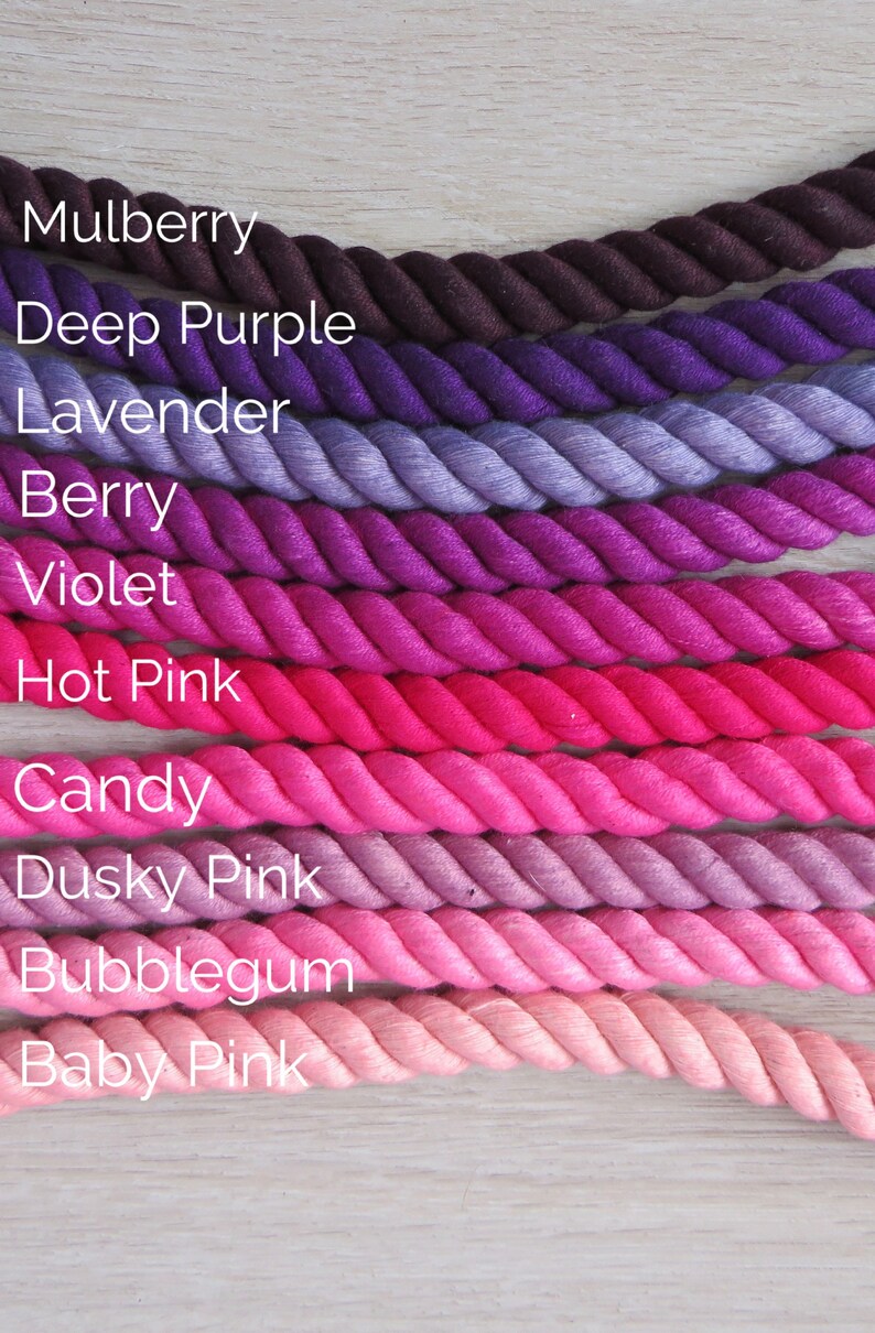 Pode incluir: Uma cole&ccedil;&atilde;o de 10 cord&otilde;es de algod&atilde;o em v&aacute;rios tons de roxo, rosa e vermelho. Os cord&otilde;es est&atilde;o dispostos em um degrad&ecirc; de roxo escuro a rosa claro. As cores s&atilde;o etiquetadas com nomes como Amora, Roxo escuro, Lavanda, Baga, Violeta, Rosa intenso, Doce, Rosa escuro, Chiclete e Rosa beb&ecirc;.