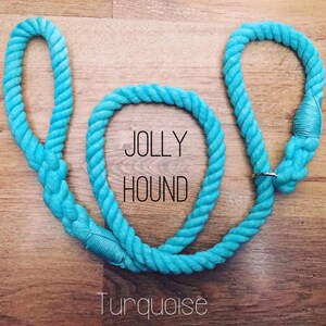Pode incluir: Trela de corda azul turquesa para c&atilde;es com um anel de metal. A trela &eacute; feita pela Jolly Hound.