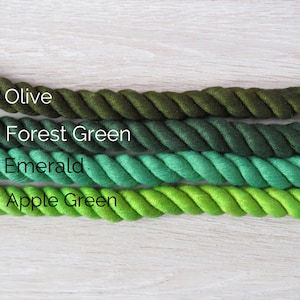 Pode incluir: Quatro cordas de diferentes tons de verde, de oliva a verde ma&ccedil;&atilde;. A corda &eacute; torcida e tem uma textura natural.