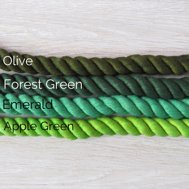 Pode incluir: Quatro cordas de diferentes tons de verde, de oliva a verde ma&ccedil;&atilde;. A corda &eacute; torcida e tem uma textura natural.