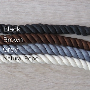Pode incluir: Quatro rolos de corda em cores diferentes: preto, marrom, cinza e natural. A corda &eacute; grossa e tem uma textura tran&ccedil;ada.